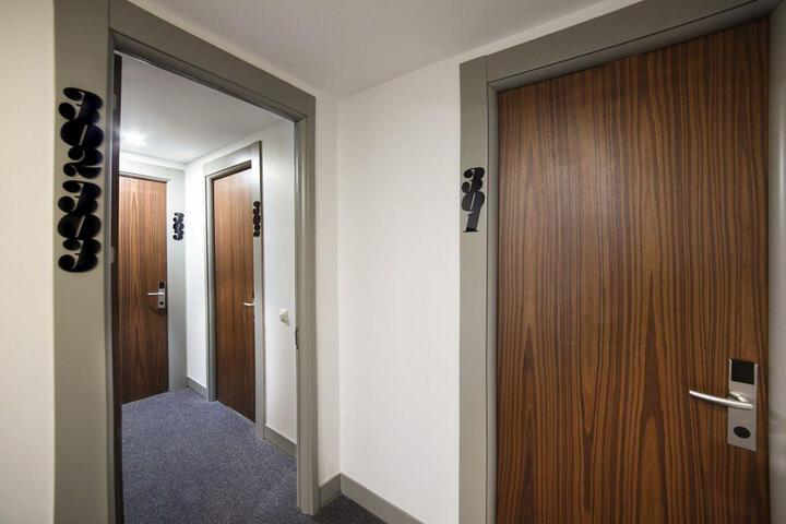 Room 37 of 76