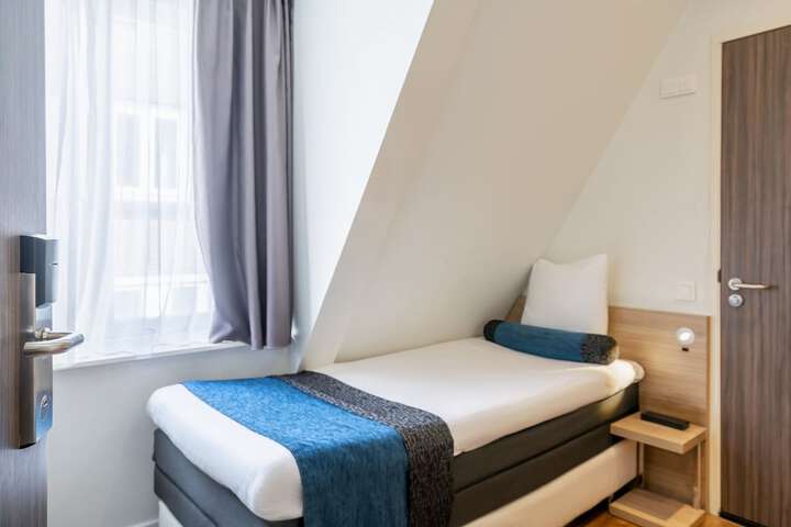 Room 32 of 61