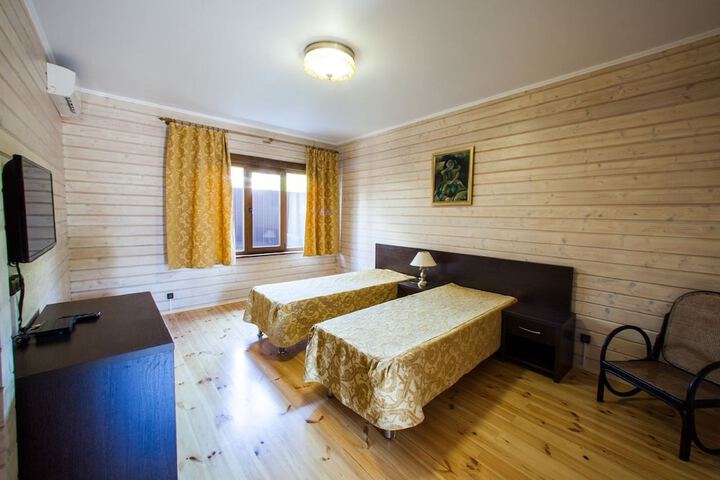 Room 4 of 10