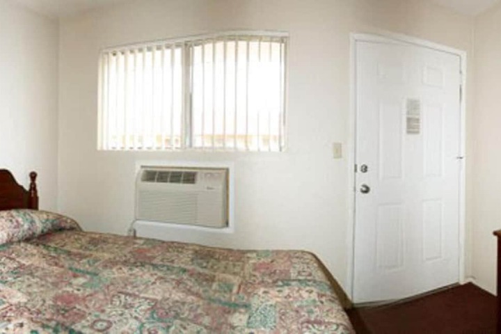 1 Queen Bed (3 of 4)