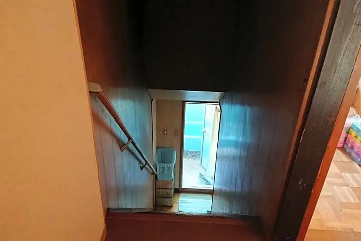 Room 10 of 12