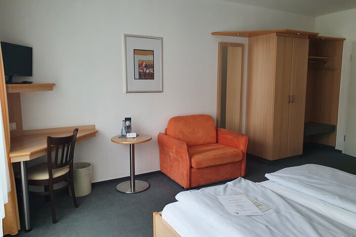 Room 4 of 28