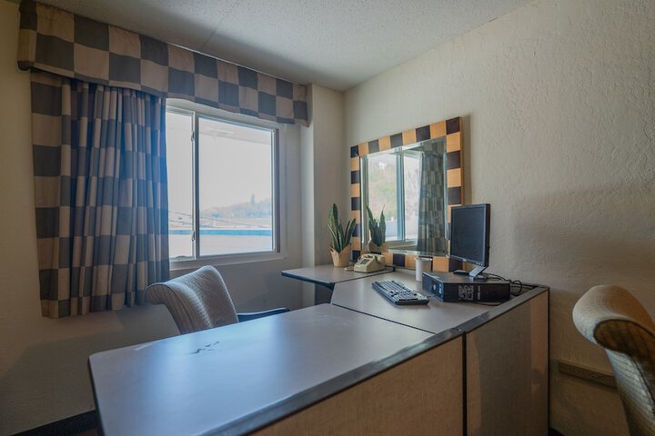 Business Center 15 of 21