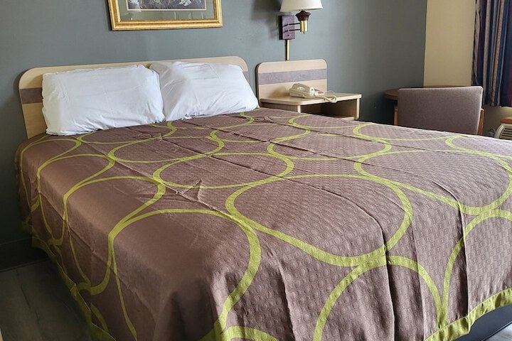 1 Queen Bed (10 of 18)