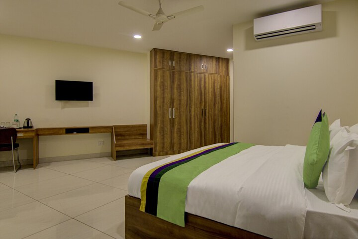 Room 9 of 38