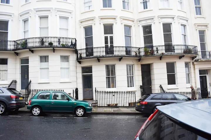 Beautifully Furnished 2 Bedroom Seafront Flat With Large Garden