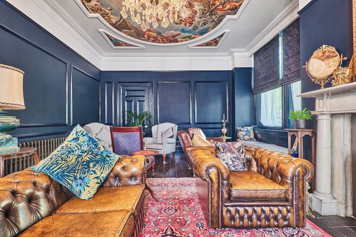 Lounge 23 of 29