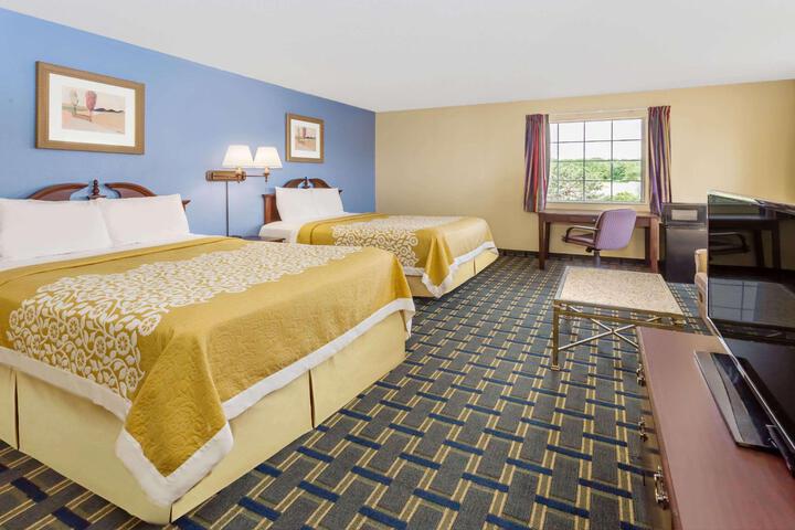 2 Double Beds (3 of 4)