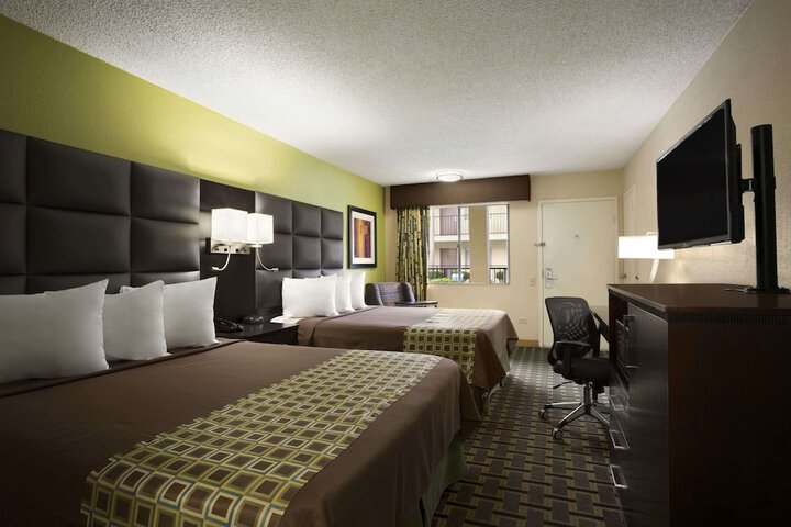 1 Queen Bed (5 of 8)