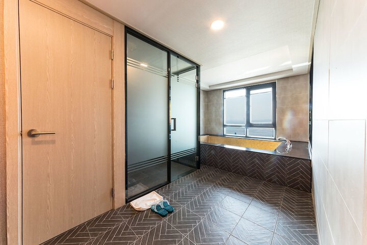 Room 18 of 62