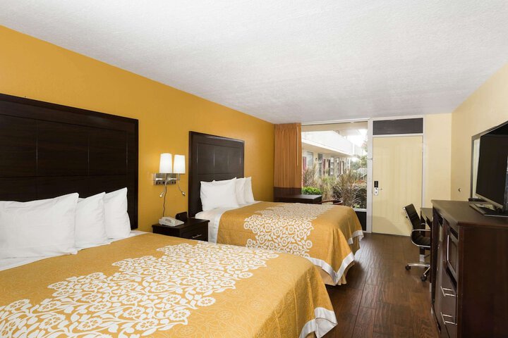 2 Queen Beds (21 of 24)