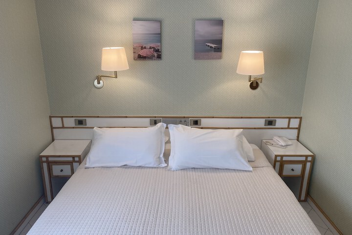 Room 6 of 17