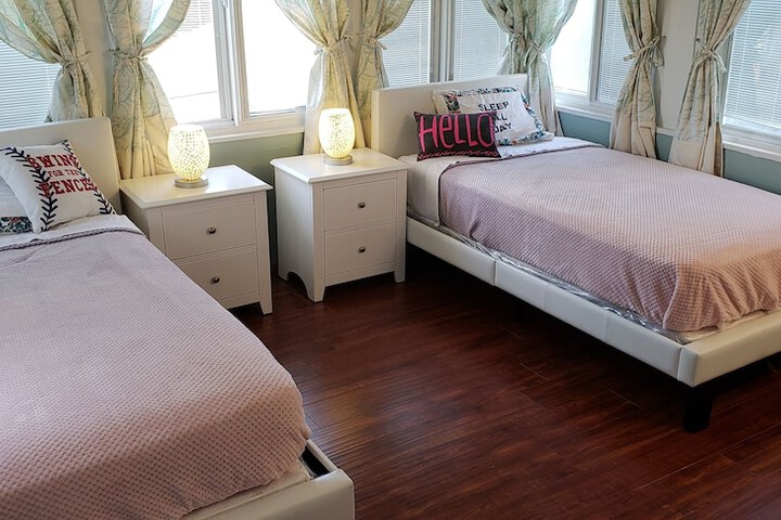 Room 12 of 27