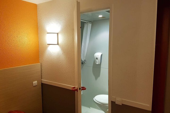 Room 42 of 77