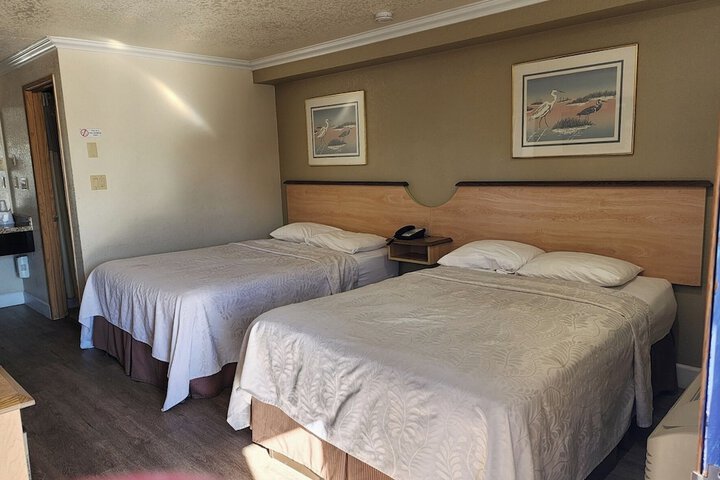 1 Queen Bed (10 of 14)