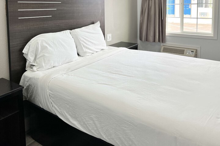 1 Queen Bed Micfridge (8 of 9)