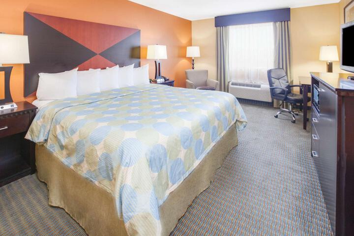 1 King Bed | (4 of 11)