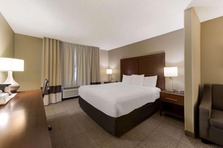 1 King Bed Accessible (3 of 16)