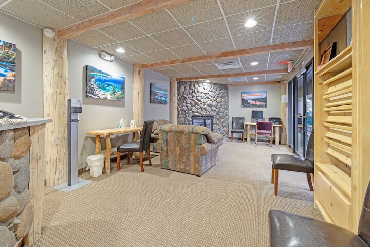 Business Center 27 of 33