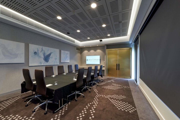 Business Center 76 of 88