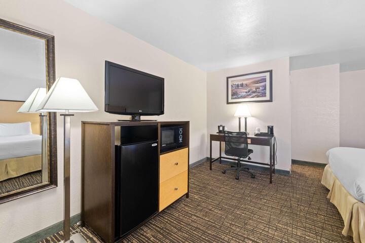 1 Queen Bed High Speed Internet Accessible Microwave, Refrigerator, Continental Breakfast (27 of 29)