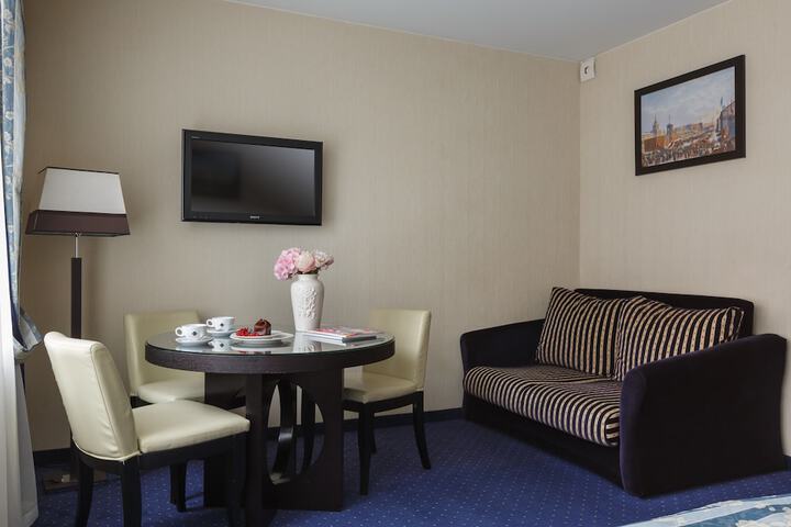 Room 6 of 44