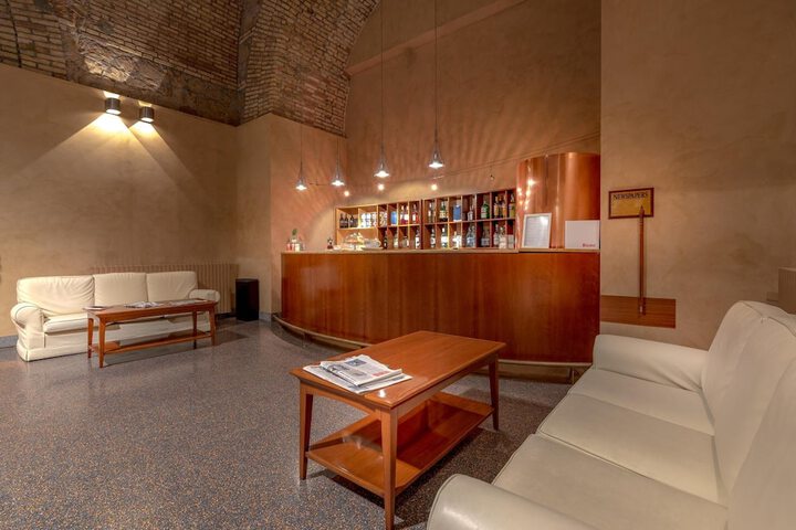 Lounge 34 of 45