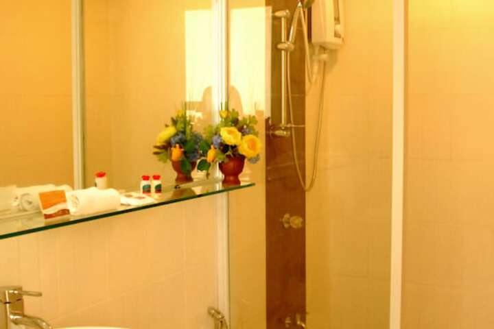 Room 25 of 42