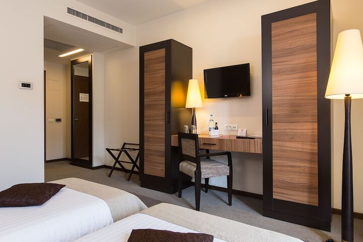 Room 21 of 102
