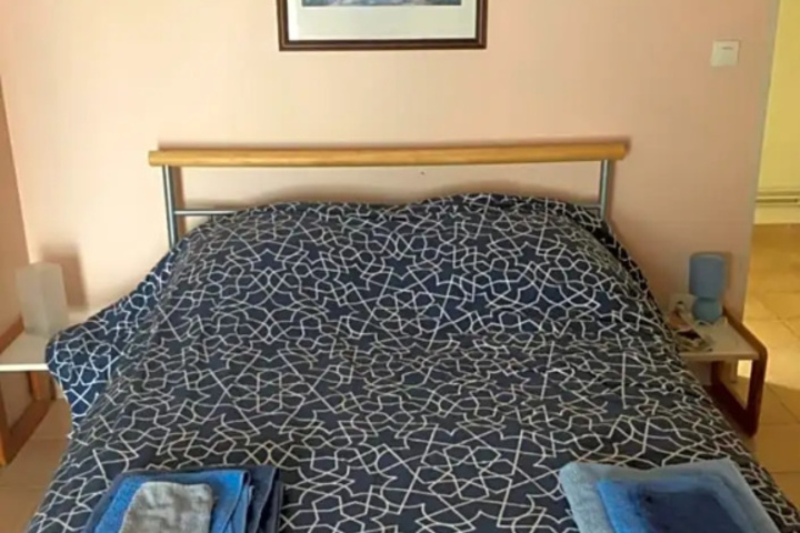 Room 4 of 9