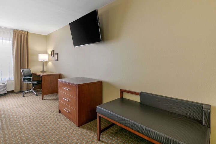 1 King Bed (4 of 23)