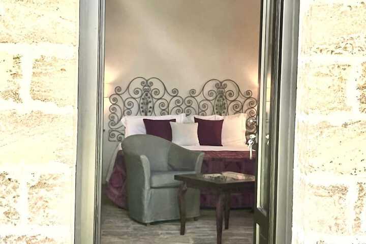 Room 44 of 170