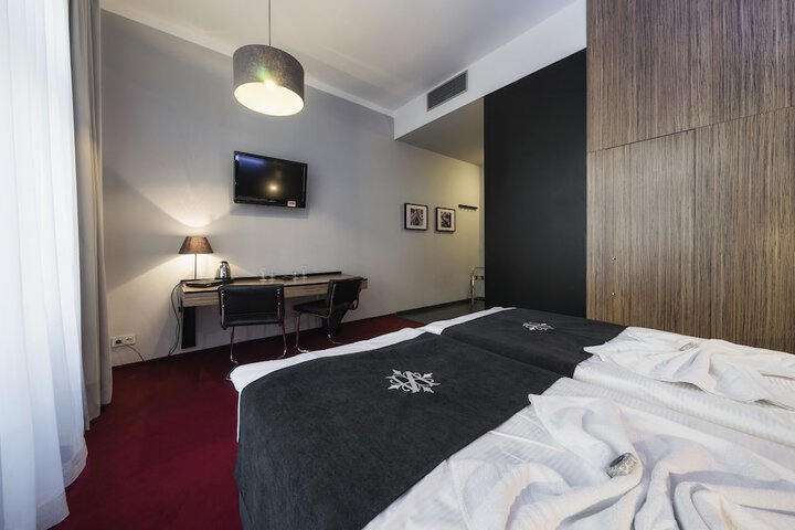 Room 9 of 97