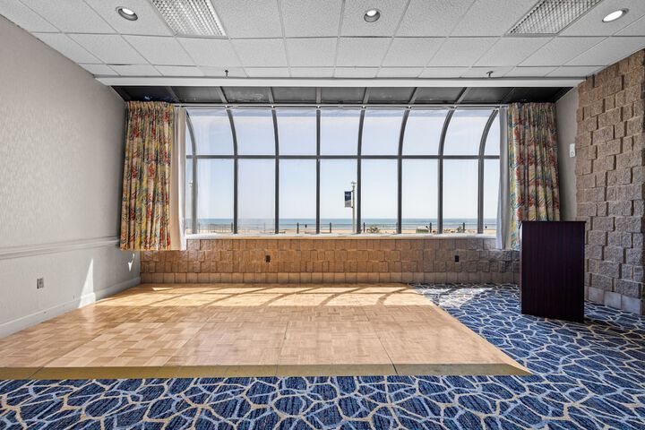 Ballroom/Hall 30 of 35
