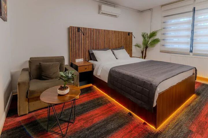 Room 8 of 12