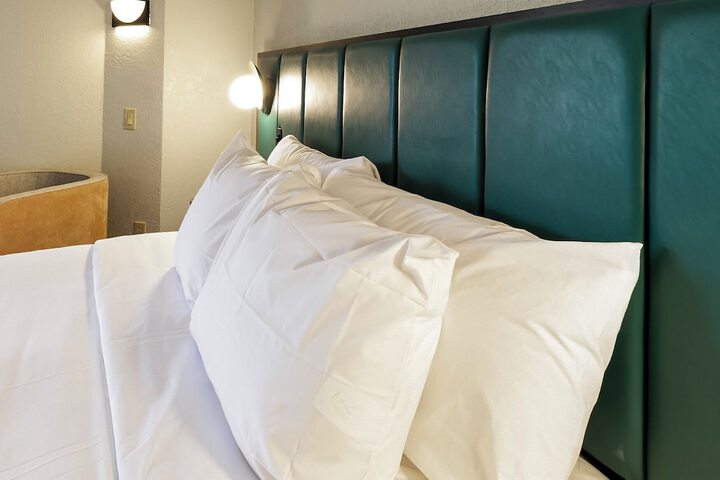1 King Bed (12 of 16)