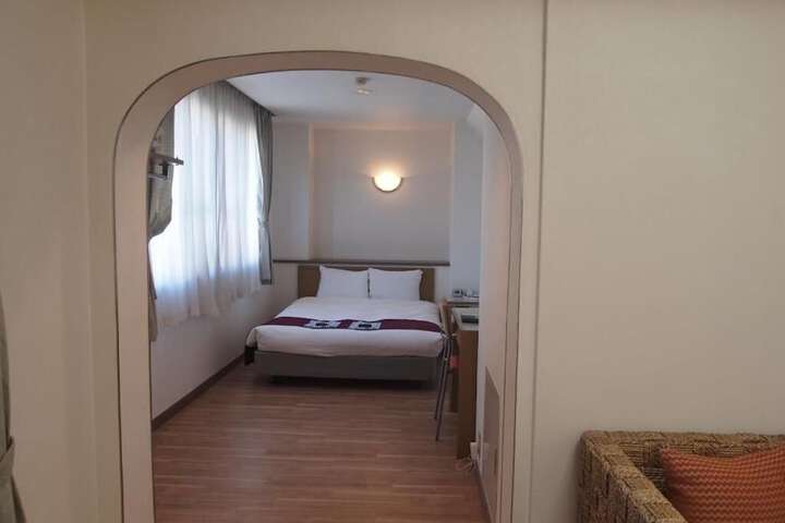 Room 4 of 27