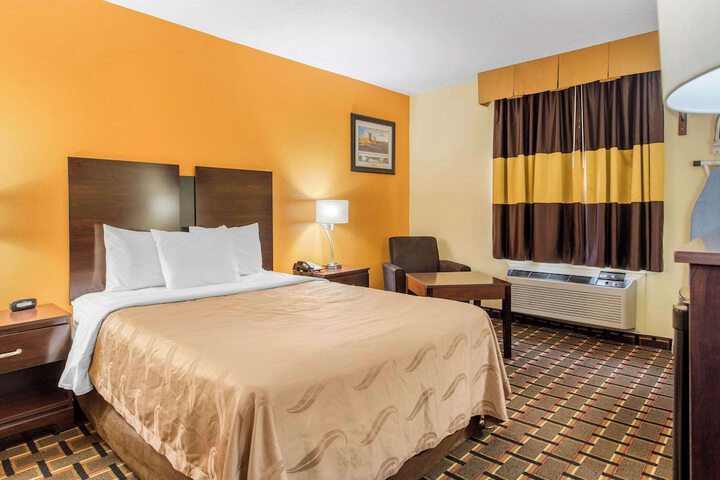 1 Queen Bed (13 of 16)