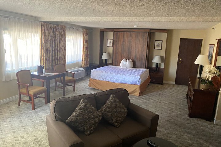 1 King Bed (12 of 39)