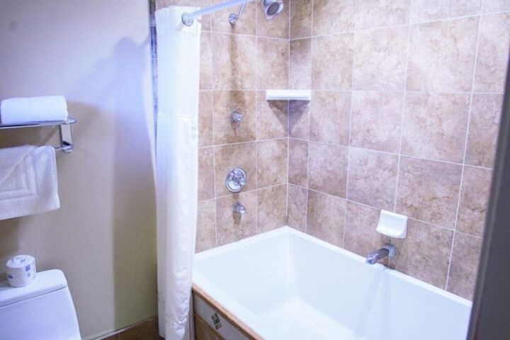 Classic Room 1 Queen Bed Poolside (3 of 10)