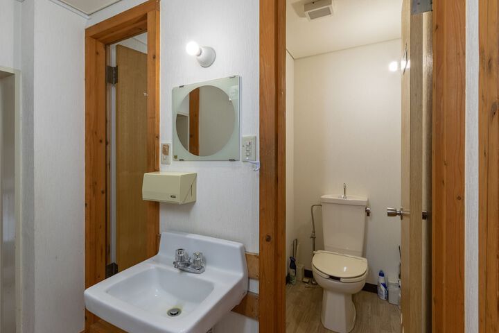 Room 10 of 18
