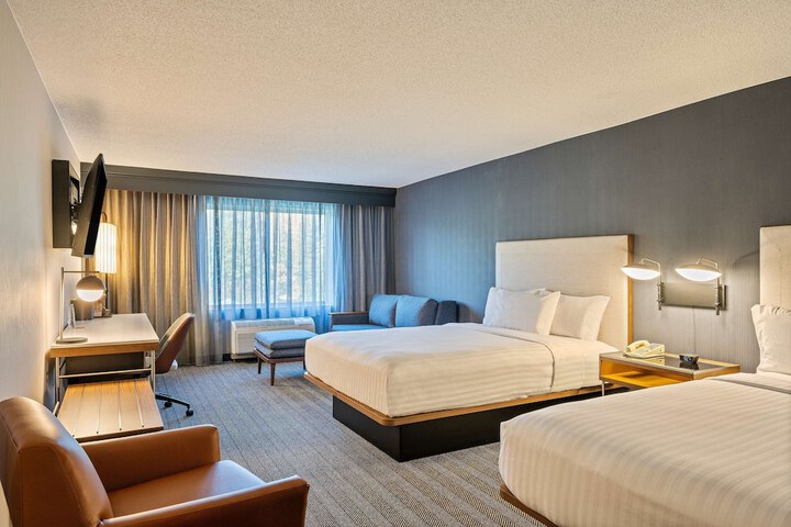 Mobility Accessible 2 Queen Beds with Bathtub (8 of 9)