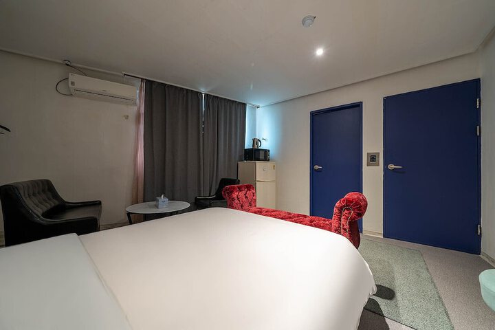 Room 27 of 82