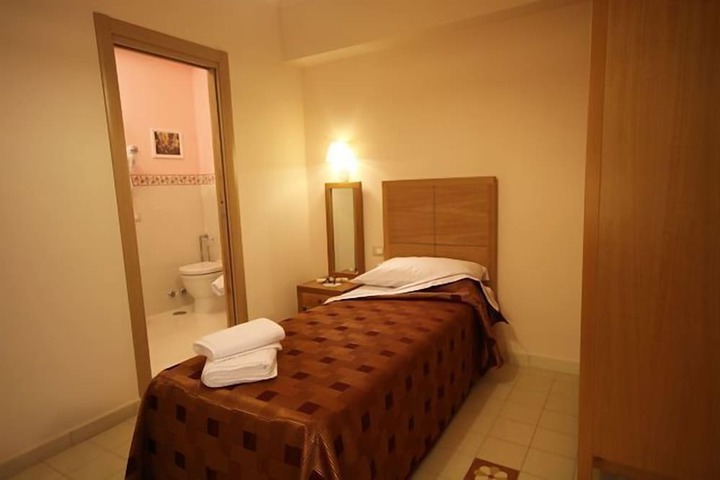 Room 6 of 42