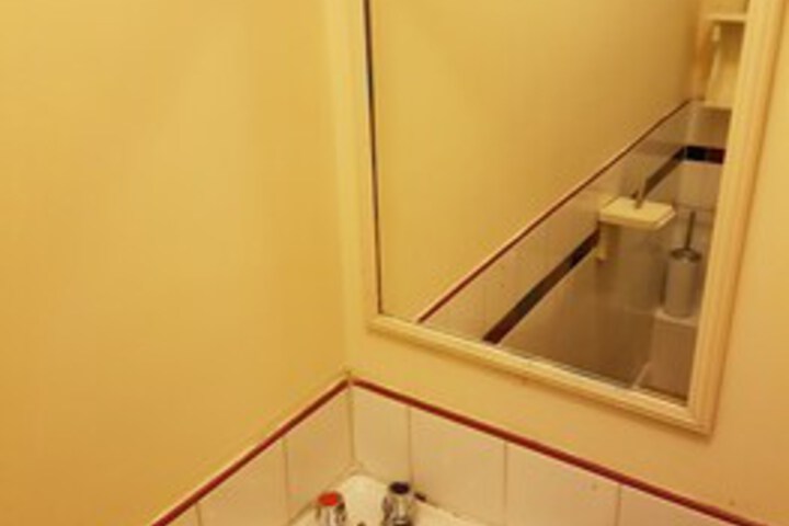 Room 4 of 11