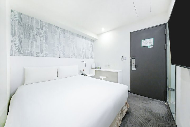 Room 2 of 83