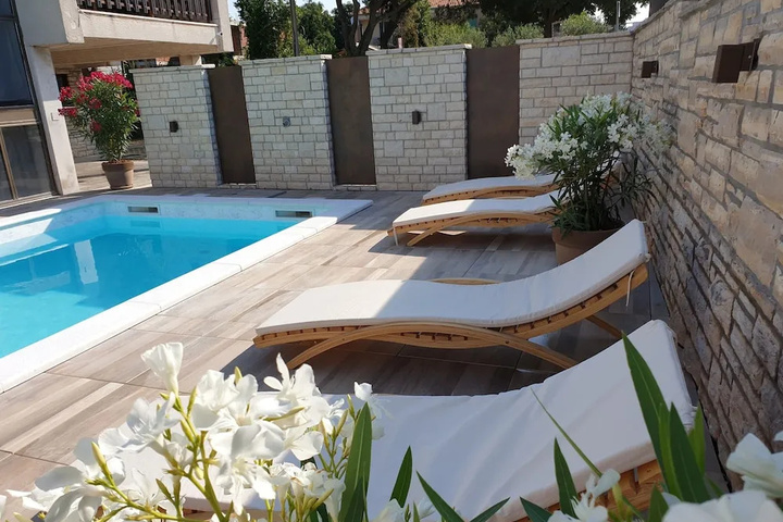 Pool 8 of 17