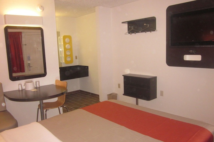 Room 16 of 33