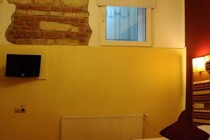 Room 9 of 120