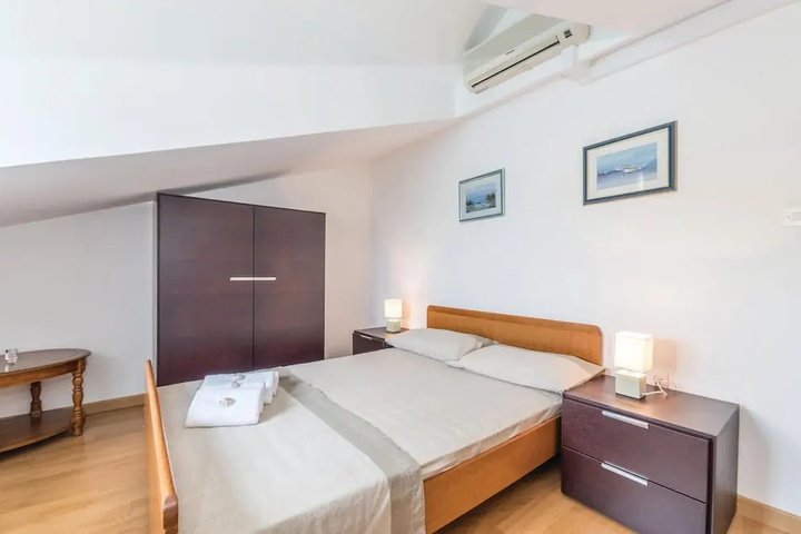 Room 4 of 20